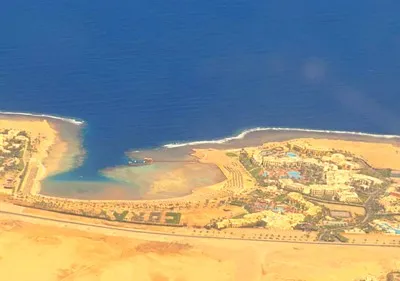 Havaalanından Kızıldeniz kıyısı boyunca Marsa Alam şehrine giden yol.