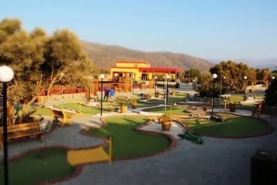 Labirent Eğlence Parkı'nda oynamak için mini golf ve 18 delik.
