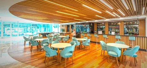 Dalaman havalimanı terminalinde kafe.
