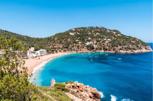 İbiza adasındaki Azure Denizi