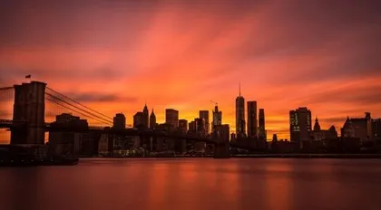 Brooklyn Köprüsü ve Manhattan silüeti gün batımında