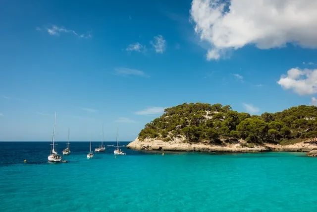 Menorca, İspanya'daki Cala Mitjana