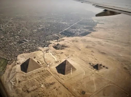 Uçaktan Giza Nekropolü manzarası