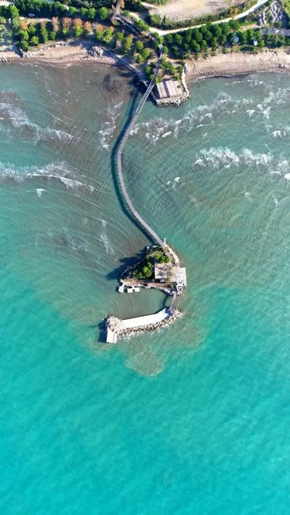 Arnavutluk'un Durres kenti yakınlarındaki Golem plajının havadan görünümü.