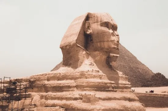 Giza Mısır piramitlerinin yanındaki Sfenks heykeli