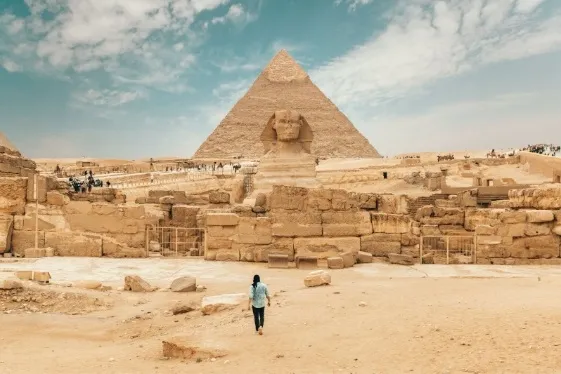 Giza'daki Sfenks ve Piramitlerin heykeli