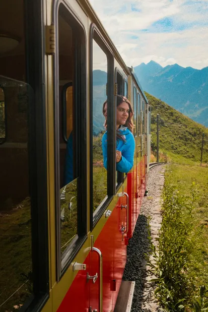İsviçre Alpleri'nde bir tren penceresinden sıra dışı bir ulaşım deneyimi yaşayan gezgin.